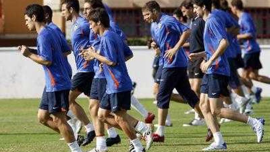 Los jugadores del Valencia durante el entrenamiento de esta mañana