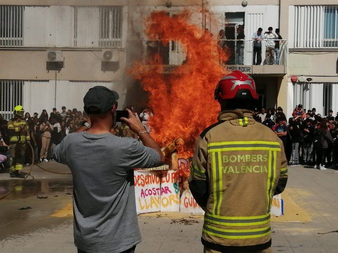 Falla de l'IES Cid, basada en un projecte sobre paraules que ha triat i ha treballat l'alumnat. Algunes en altres idiomes.