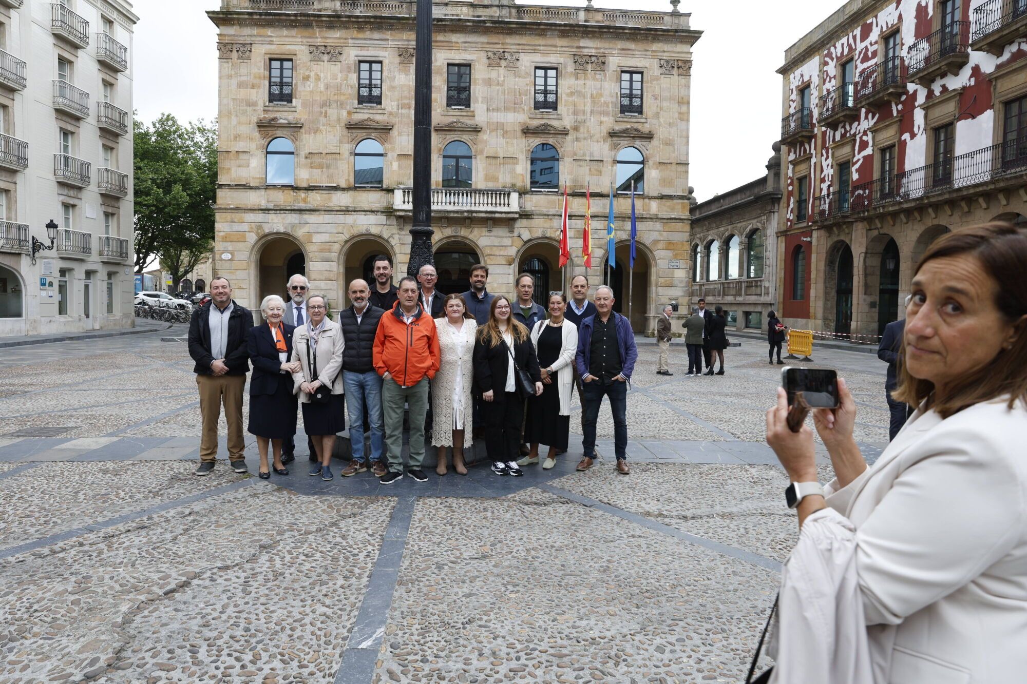 EN IMÁGENES: Gijón honra a sus vecinos ejemplares, ahora sí, tras la interrupción provocada por el apagón