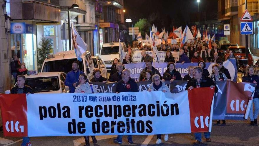 La manifestación reunió a más de doscientas personas por las calles de Vilagarcía. // Noé Parga