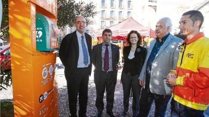 Ramon Brugada, Joan Alcalà, Roser Urra, Josep Maria Corominas i Jaume Heredia, amb un desfibril·lador.