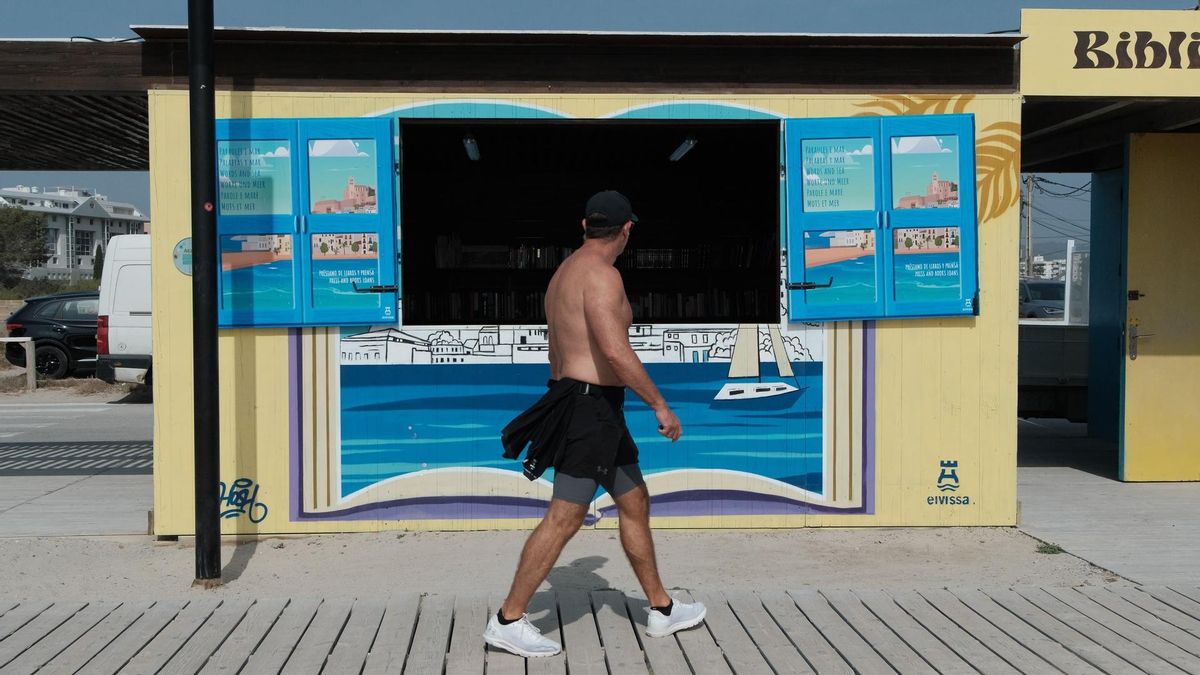 El Ayuntamiento de Eivissa instala una Biblioplatja en Talamanca