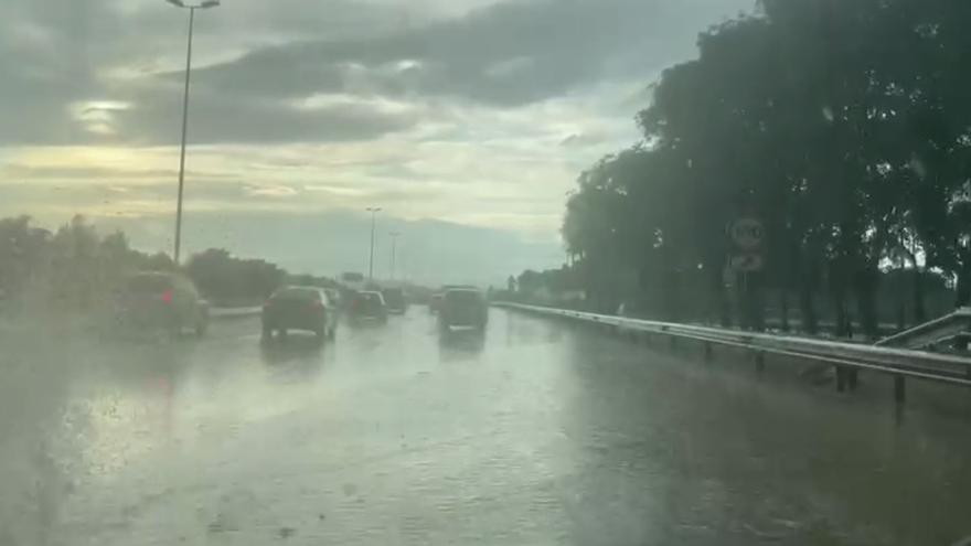 Las tormentas y el granizo dejan carreteras cortadas y calles anegadas