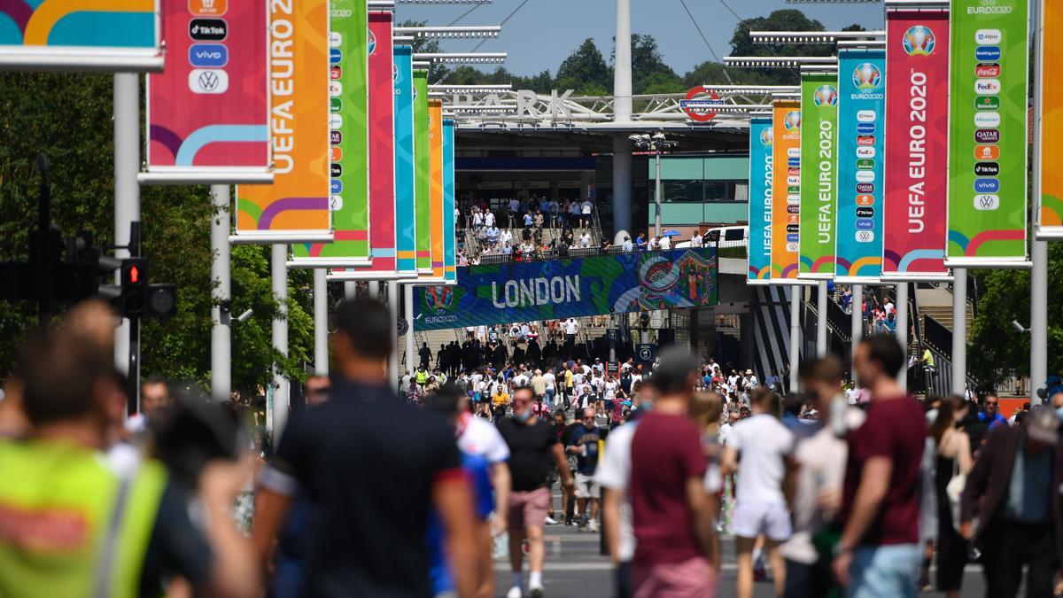 Aficionados se dirigen a Wembley para ver el último partido de la selección inglesa