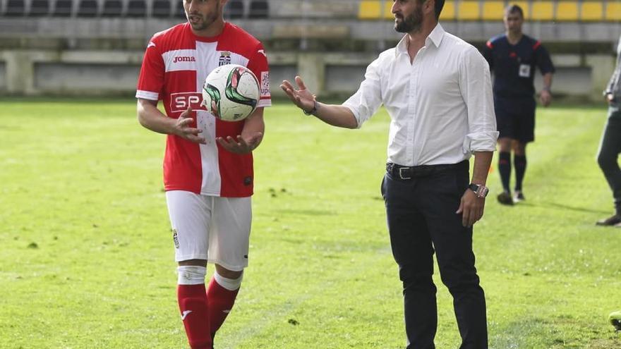 Víctor Fernández da instrucciones a Jesús Álvaro en el partido de ayer.