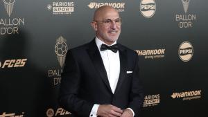 El seleccionador espa?ol Luis de la Fuente llega a la 68 edicin de la Gala Baln de Oro en el Theatre du Chatelet en Paris.