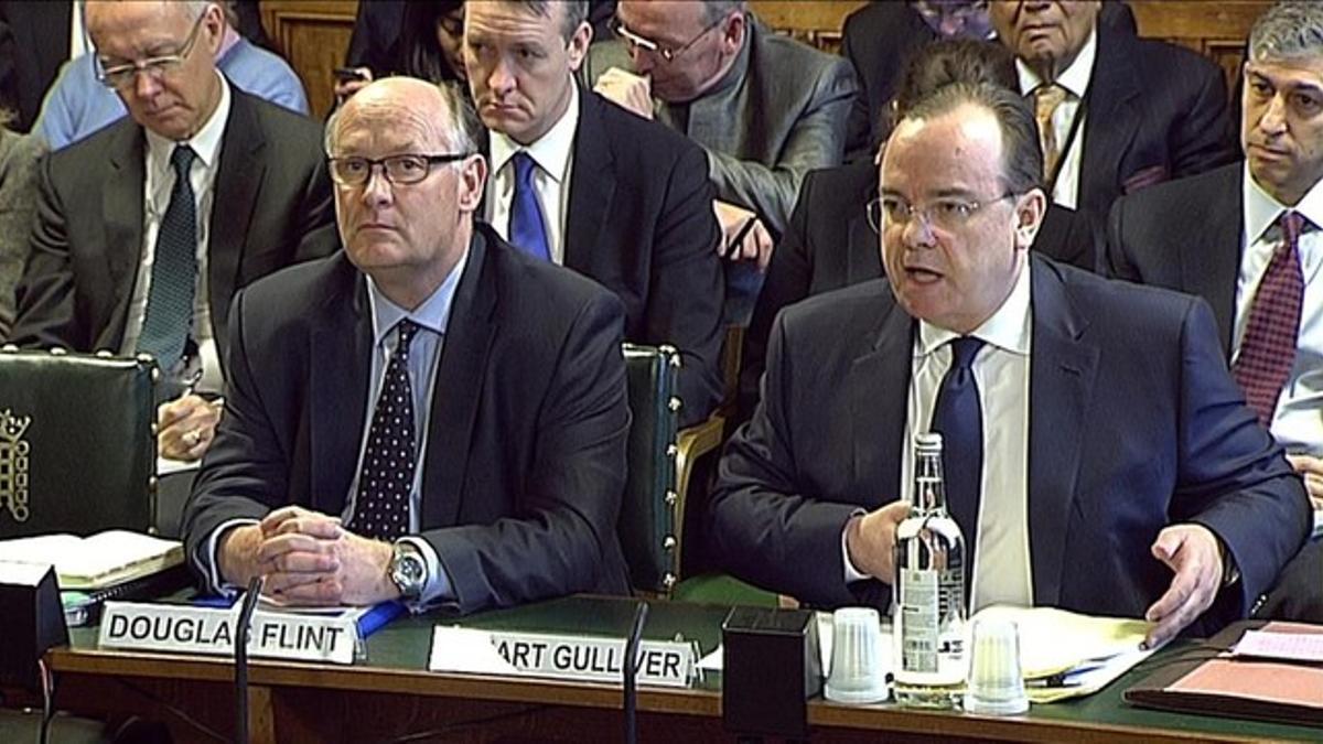 Douglas Flint y Stuart Gulliver, presidente y director general del HSBC, respectivamente, comparecen ante el Parlamento británico, el 25 de febrero.