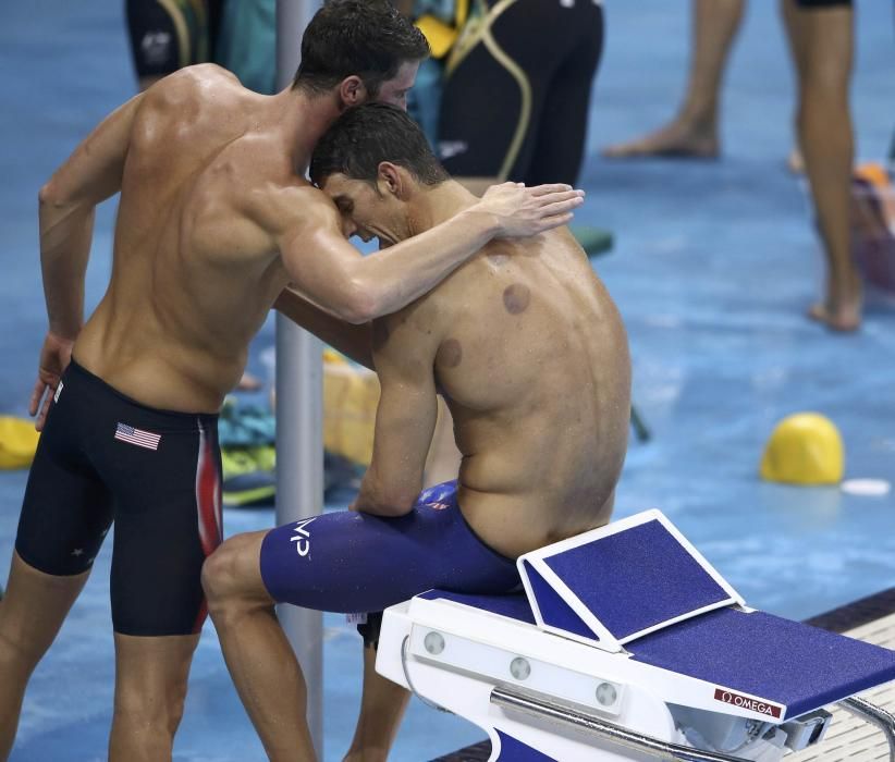 Michael Phelps logra dos medallas de oro.