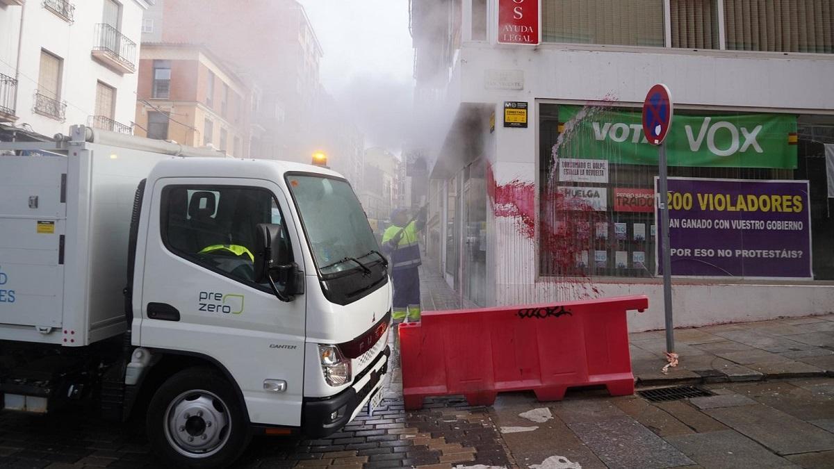 Operarios del Ayuntamiento de Zamora limpian la fachada de la sede de Vox.