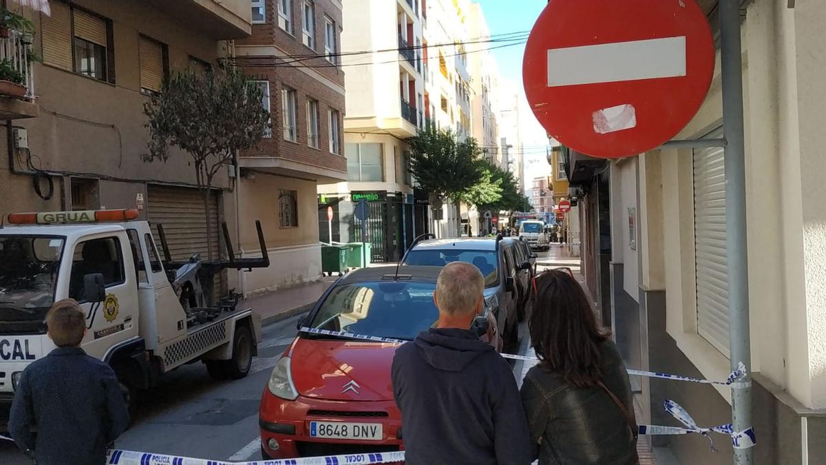 La grúa llevándose coches en Santa Pola por riesgo de combustión