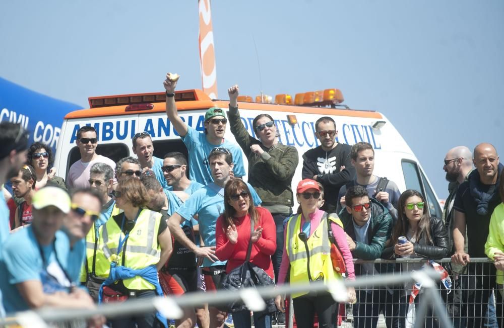 Más de 300 deportistas en el X Triatlón de Riazor