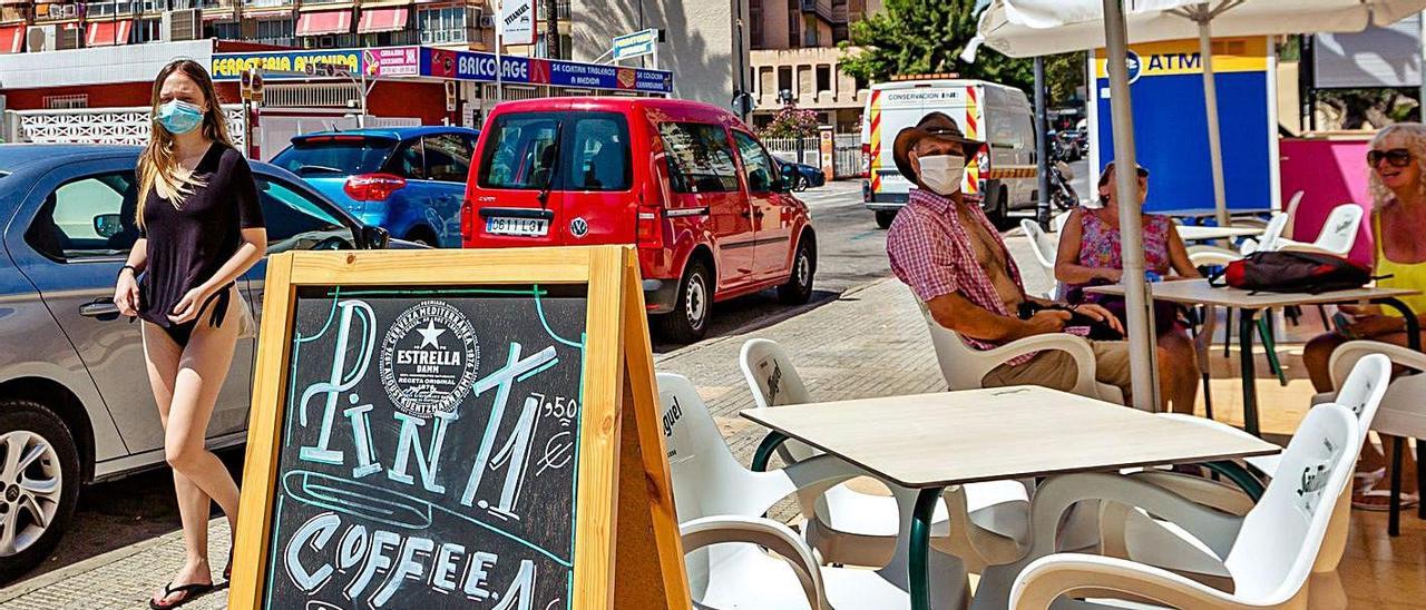 Turistas británicos en la desolada zona «guiri» de Benidorm este jueves.  |