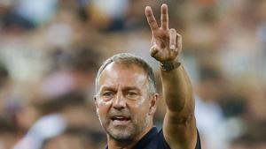 El entrenador del FC Barcelona Hans-Dieter Flick durante el partido de LaLiga entre el  Valencia CF y el FC Barcelona