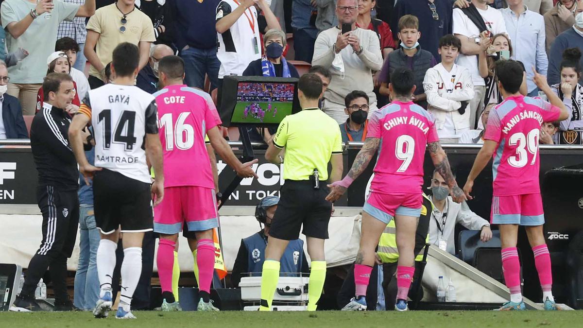 Melero López, revisando el VAR durante el Valencia - Osasuna