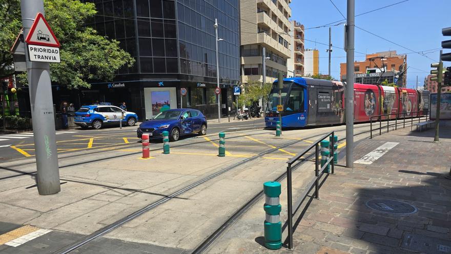 Problemas en la circulación de Santa Cruz: choque en el centro entre el tranvía y un coche