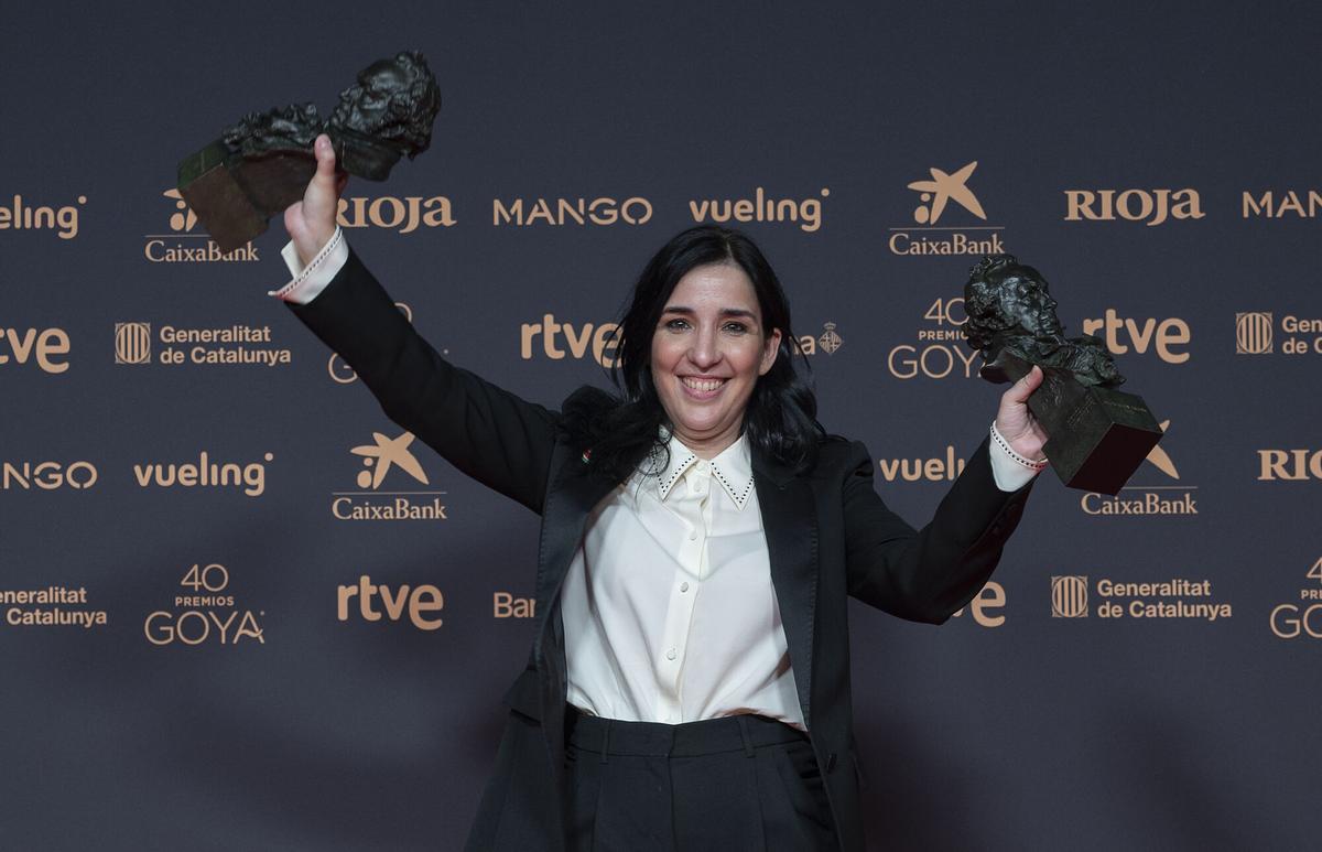 Alauda Ruiz de Azúa, con los premios a mejor dirección y mejor guion original.