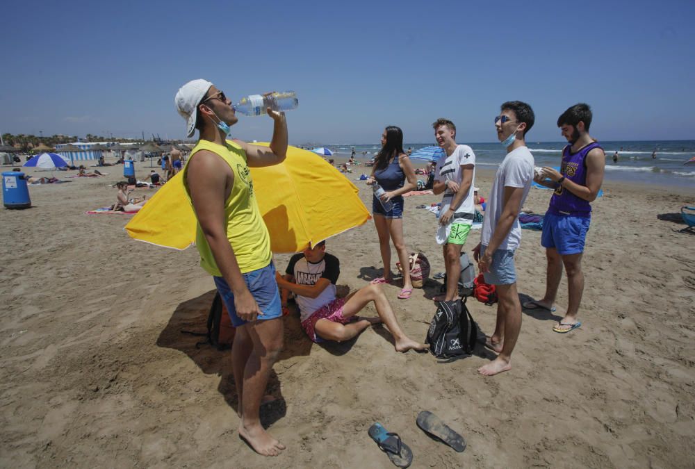 Los valencianos se refugian del poniente en la Mal