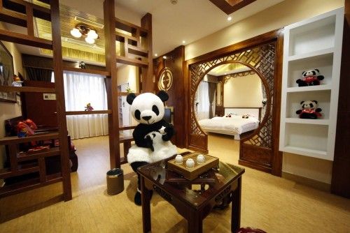 Un empleado vestido de panda en un hotel temático a los pies del Monte Emei