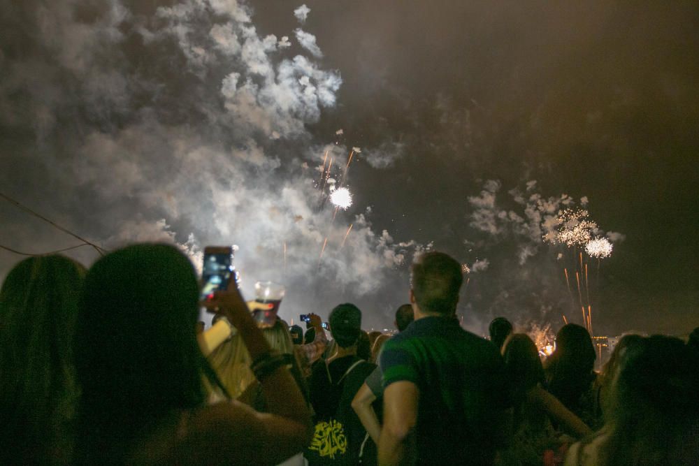 La Palmera de la Virgen ha hecho que la noche se convierta en día, en el cierre de la Nit de l''Albà