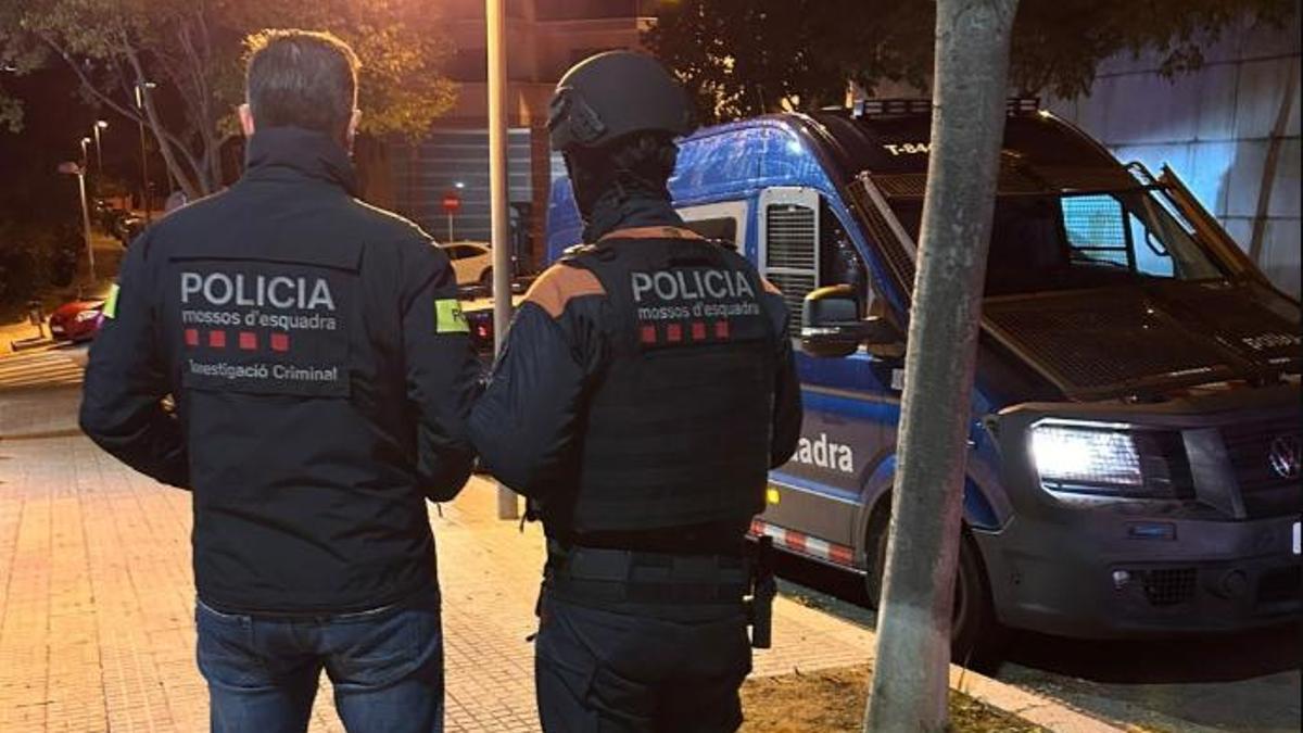 Dos agents dels Mossos en el marc del dispositiu policial