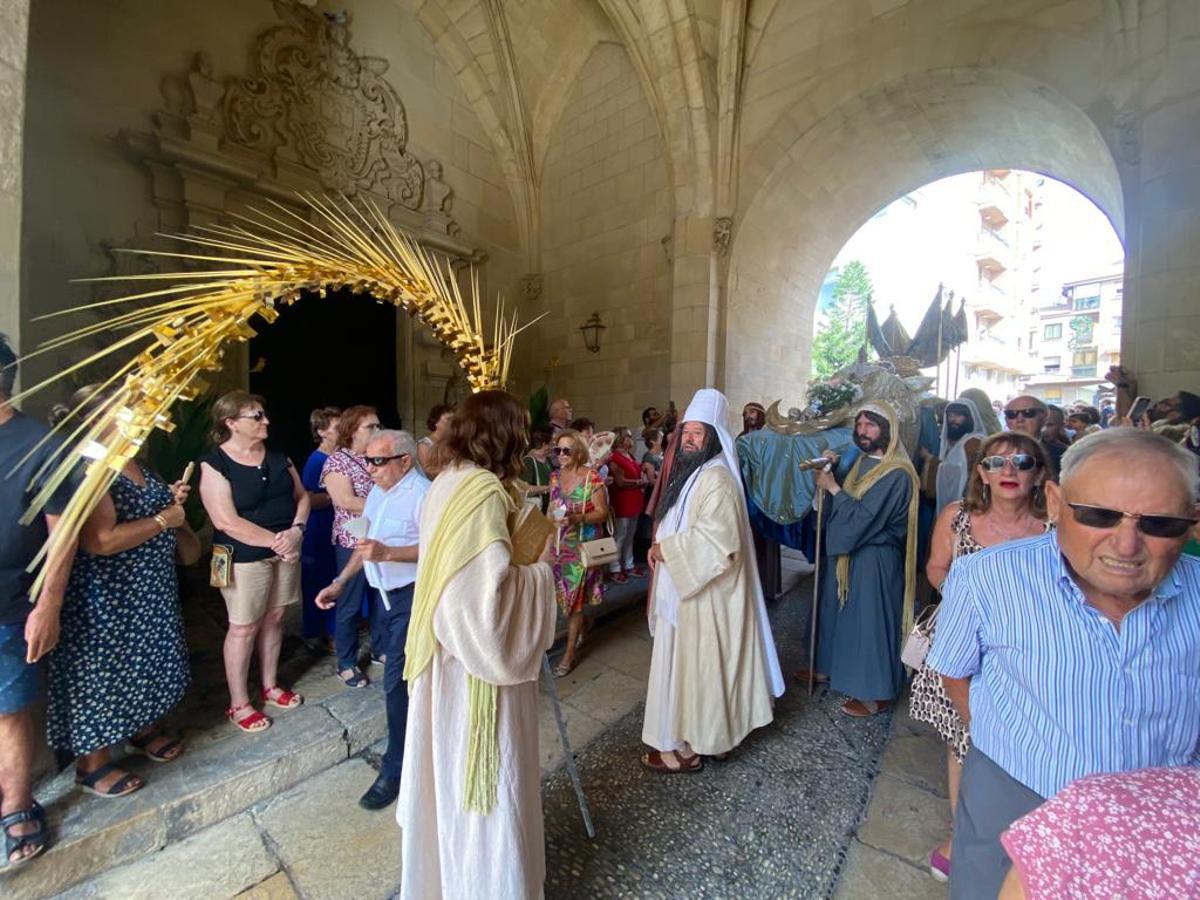 La comitiva pasa por el arco del Ayuntamiento