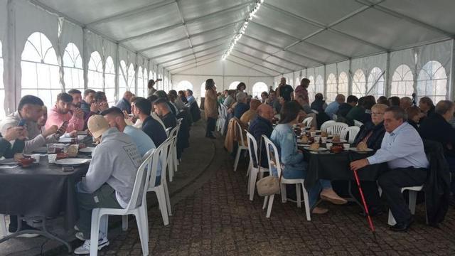 Comensales en una de las dos carpas, con los jugadores del Club Arenteiro a la izquierda.  | L.F.