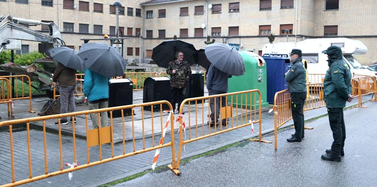 Agentes de la Guardia Civil vigilan a los vecinos de Barredos, dentro del recinto de la obra para retirar los contenedores