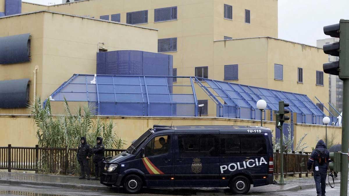 16 inmigrantes se fugan del CIE de Aluche, en Madrid.