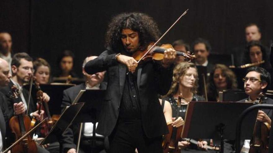 Una actuación del violinista Ara Malikian en el Teatro Colón, en A Coruña, en 2010. / eduardo vicente