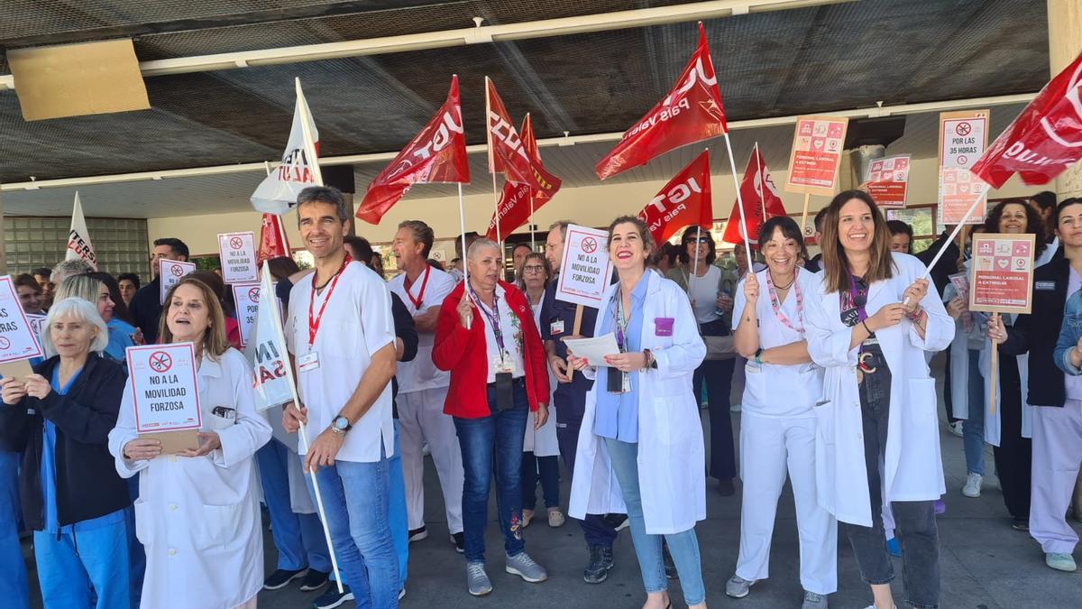 Movilización de trabajadores este martes a las puertas del Hospital de Alicante