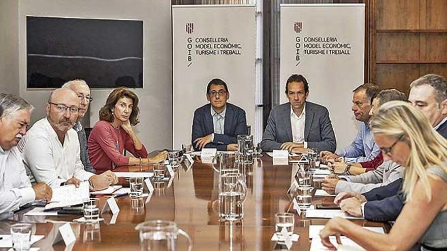 Representantes del Govern, de las organizaciones empresariales y de los sindicatos se reunieron ayer.