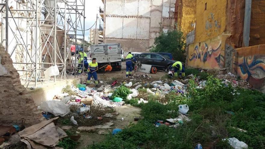 Las críticas por basura en solares van desde el centro hasta la costa