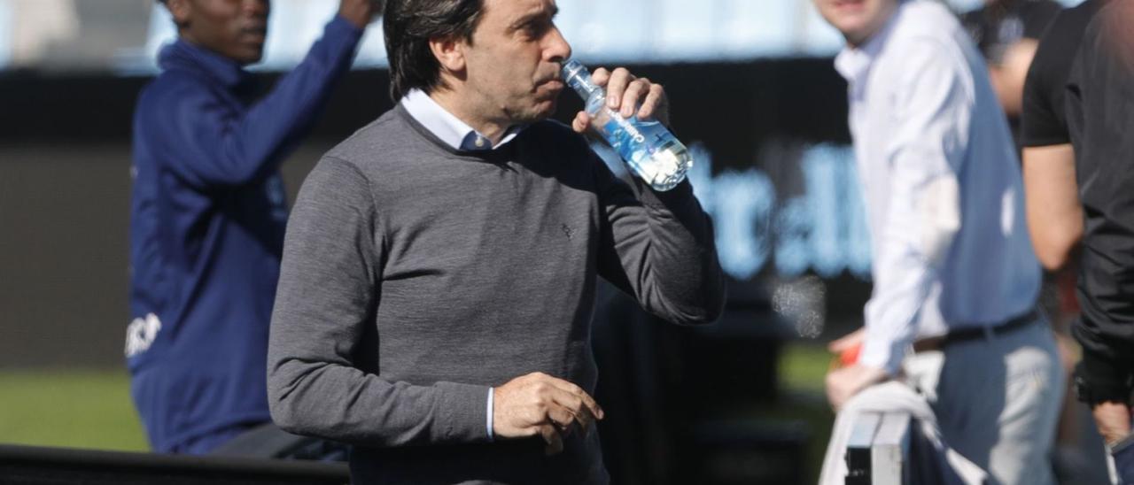 El director deportivo del Celta, Felipe Miñambres, bebe agua durante un acto en el estadio de Balaídos. |  // RICARDO GROBAS