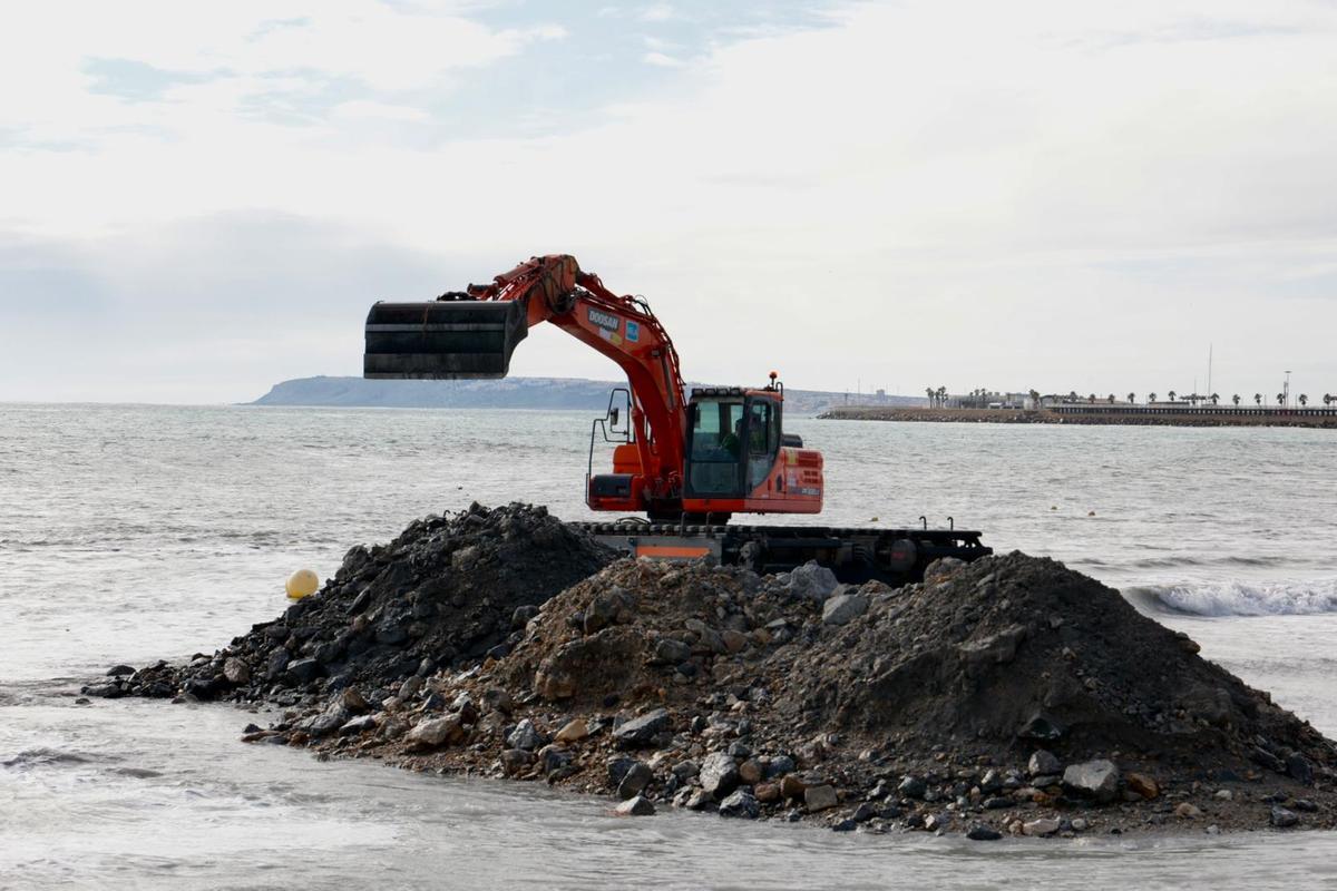 Obras en la playa de El Postiguet, en Alicante.