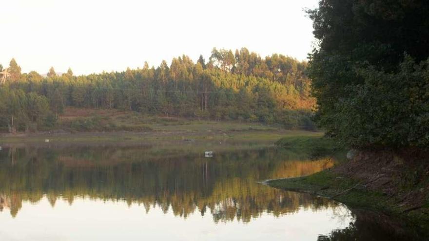 Embalse del Umia, cuyas potencialidades paisajísticas esperan aprovechar los comuneros. // Noé Parga