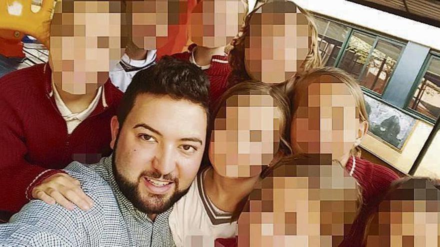 Juan R. P., con varios niños, en una fotografía colgada en su blog.