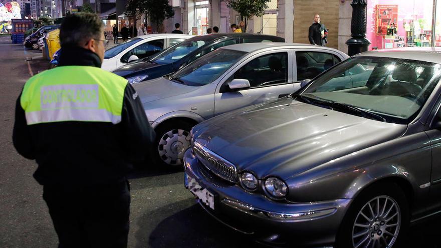 Un vigilante de la ORA de Vigo, esta tarde // Marta G. Brea