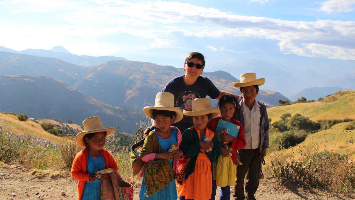 Pilar Muñoz, con menores de Perú a los que ayudó la ONG