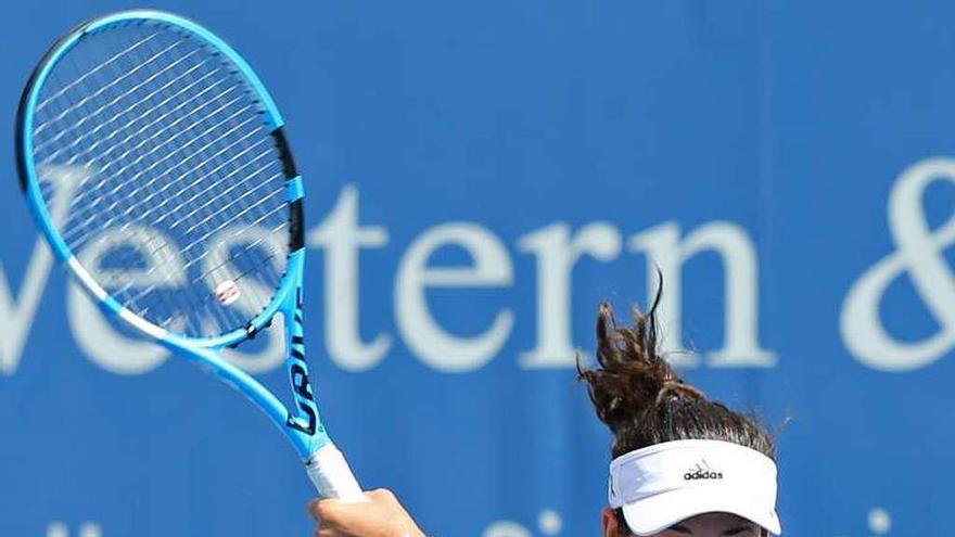 Garbiñe Muguruza realiza un golpe a dos manos en Cincinnati.