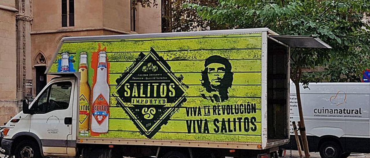 El &#039;Che&#039; y la revolución en un camión de cerveza.