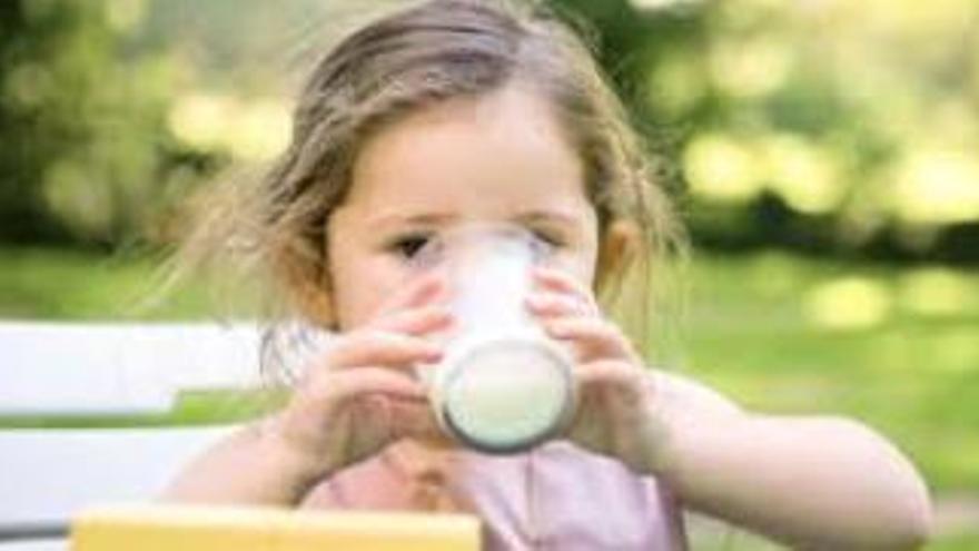 Una nena bevent llet.