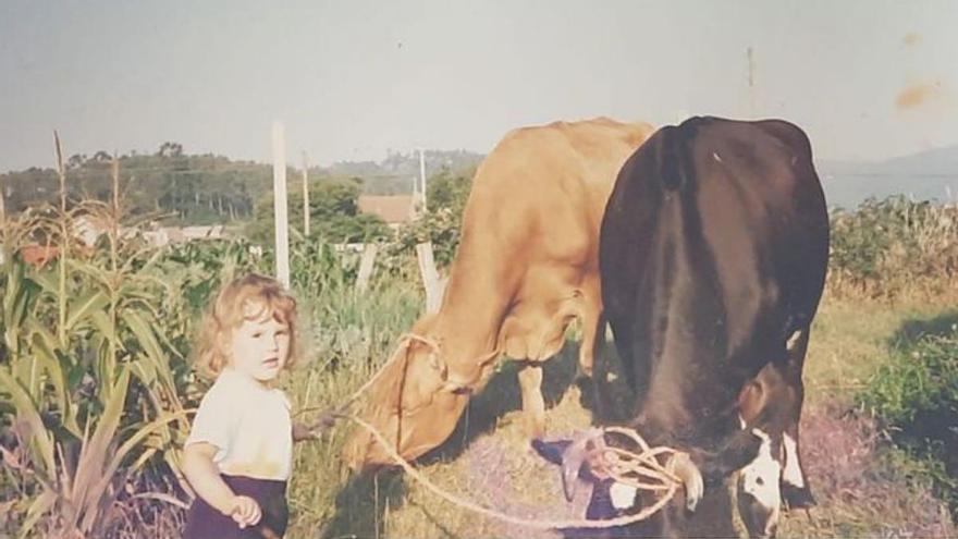 ‘Nena chamando á corda unha parella de vacas’,