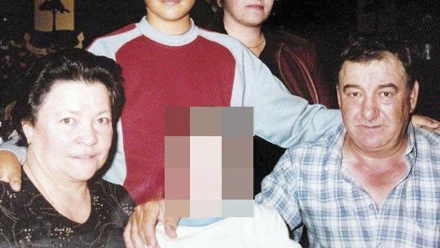 Foto familiar de las víctimas. De izquierda a dcha., la suegra del homicida, María de Fátima; el hijastro, Renato Miguel; la exmujer, Silvia Lima, y el exsuegro, Domingos Lima. // FdV