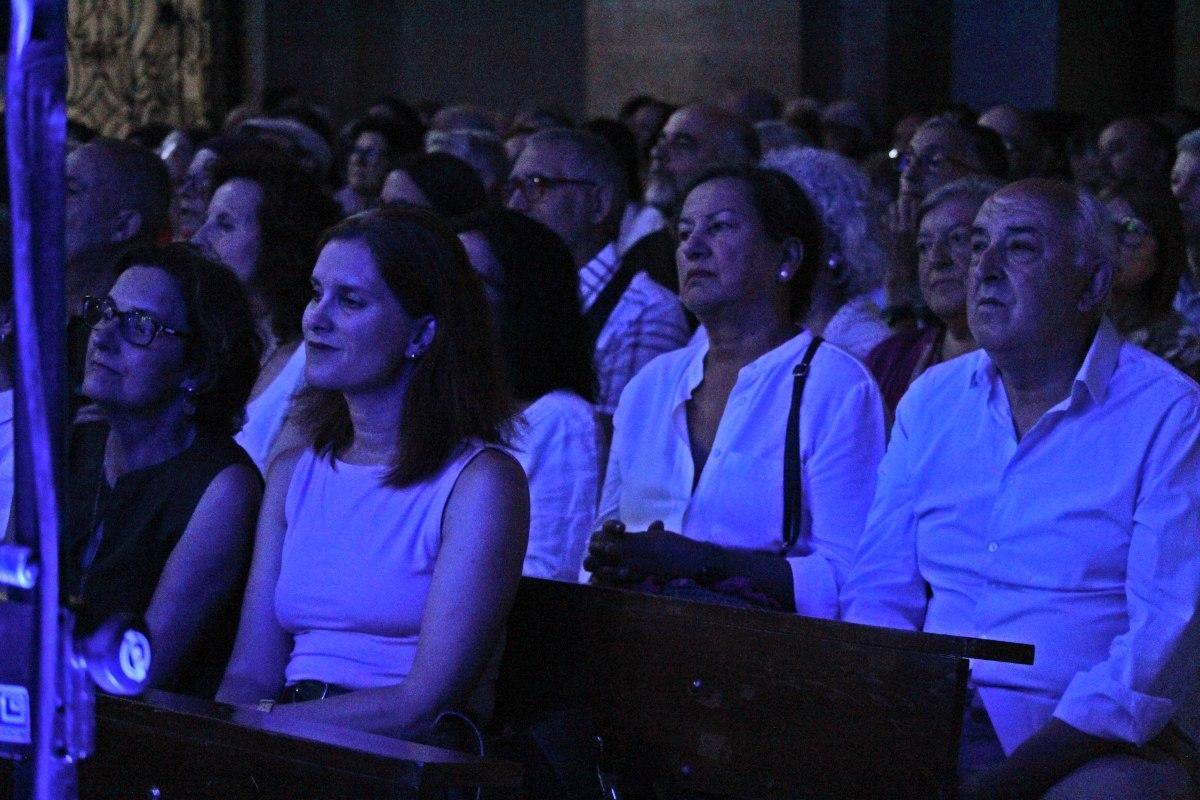 Otro plano del público.