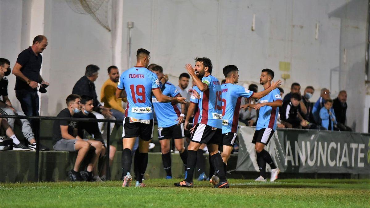 Los jugadores del Córdoba CF celebran el gol que les daba el pase de ronda en la Copa RFEF ante el Juventud de Torremolinos.