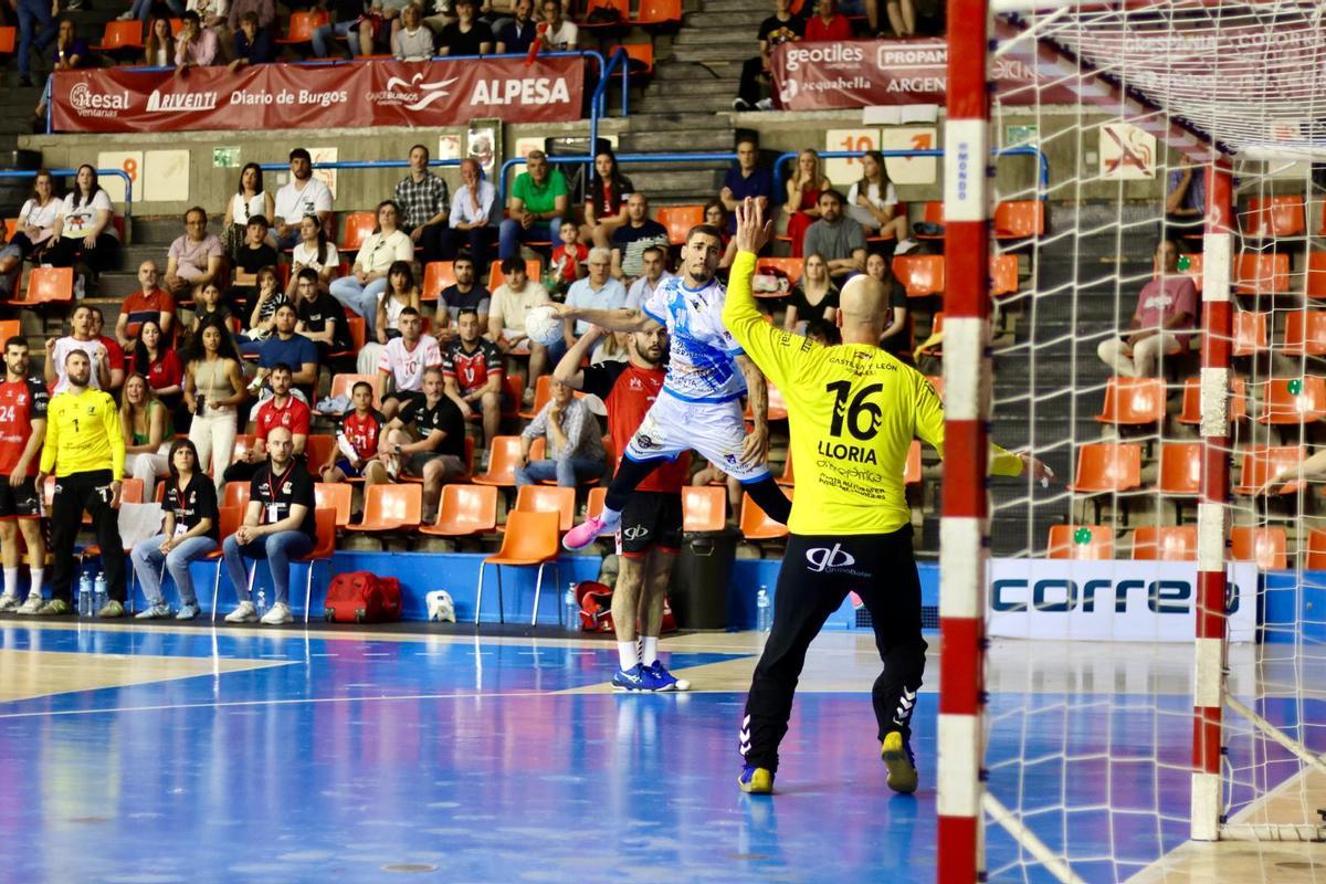 Dorado, uno de los destacados ayer, dispara ante Lloria.