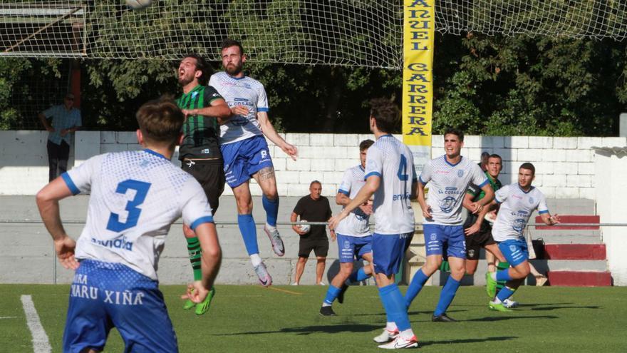 El Club Deportivo Velle disputando un duelo contra el Allariz, ya eliminado de la Copa. |  // IÑAKI OSORIO