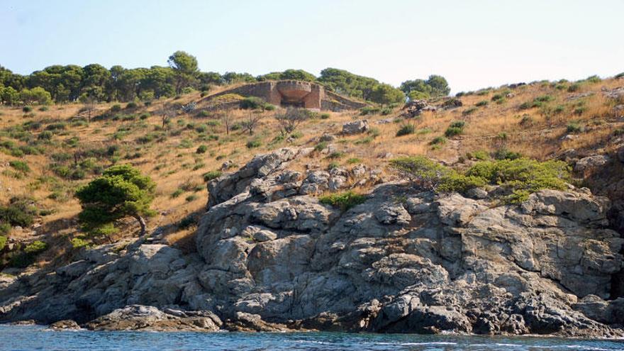 Punta Falconera encara conserva els refugis d&#039;artilleria.