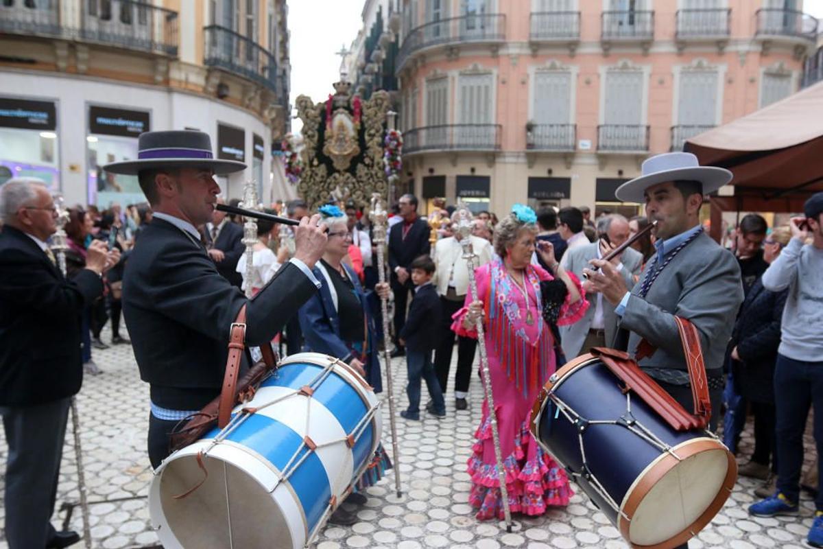 Piteros de La Caleta ante el Simpecao de la hermandad, en una procesión de inicio de Camino.