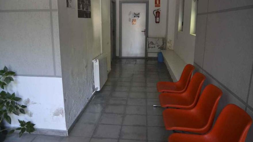 Humedades visibles en las paredes de la sala de espera del Centro de Salud de Lubián.